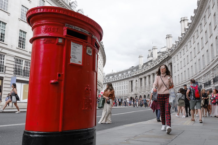 Postbox in una strada di Londra