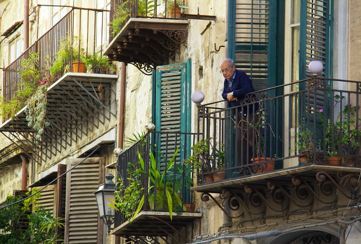 Anziano sul balcone